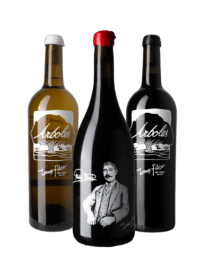 Tres botellas de vino ecológico de Torres Filoso en diferentes colores y etiquetas.