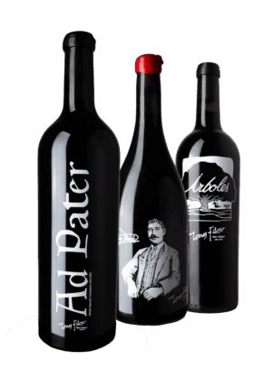 Tres botellas de vino ecológico de Torres Filoso en una mesa.
